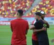 Jucătorii lui Dinamo și FCSB au ieșit pentru inspecția gazonului // Foto: Ionuț Iordache GSP