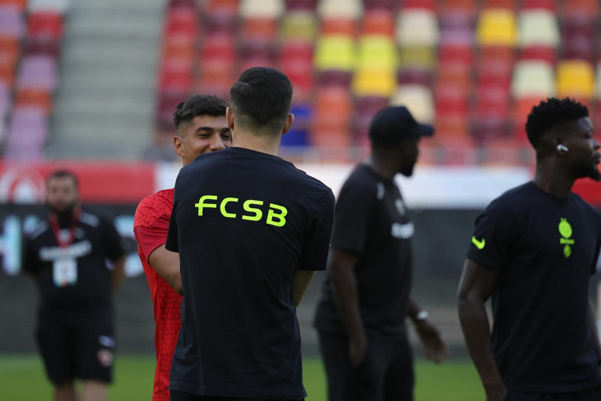 Dinamo - FCSB, imagini de încălzire: cum au fost primiți Politic și Musi de foștii colegi