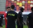 Jucătorii lui Dinamo și FCSB au ieșit pentru inspecția gazonului // Foto: Ionuț Iordache GSP