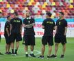 Jucătorii lui Dinamo și FCSB au ieșit pentru inspecția gazonului // Foto: Ionuț Iordache GSP