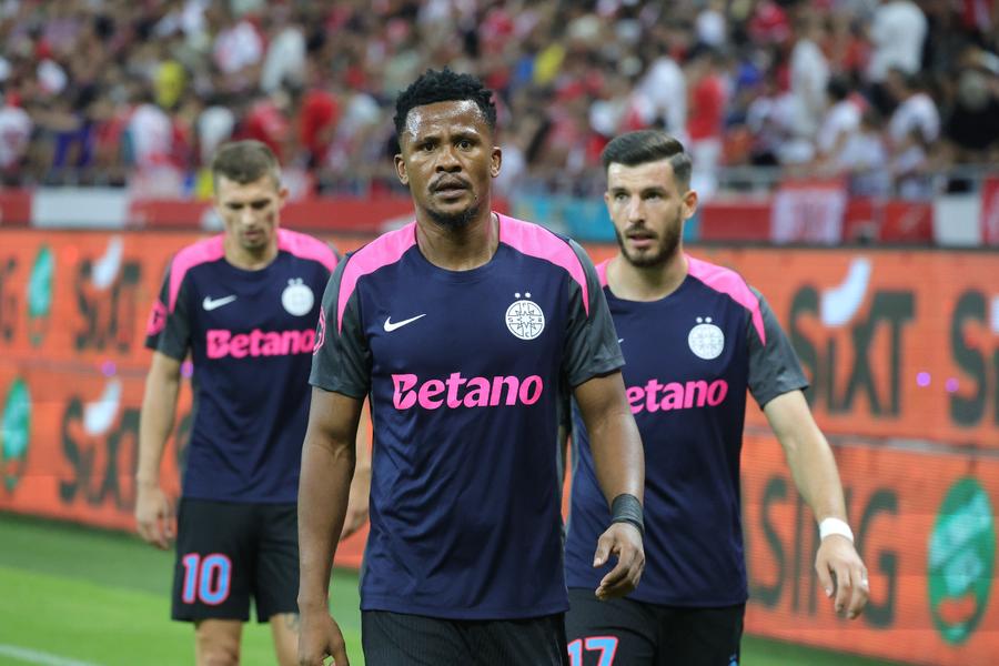 Tănase, Ngezana, Mihai Popescu/ Încălzirea jucătorilor de la FCSB înainte de derby-ul cu Dinamo/ foto: Ionuț Iordache (GSP) Campionii de la FCSB au apăsat butonul de panică: „Avem probleme infernale!”