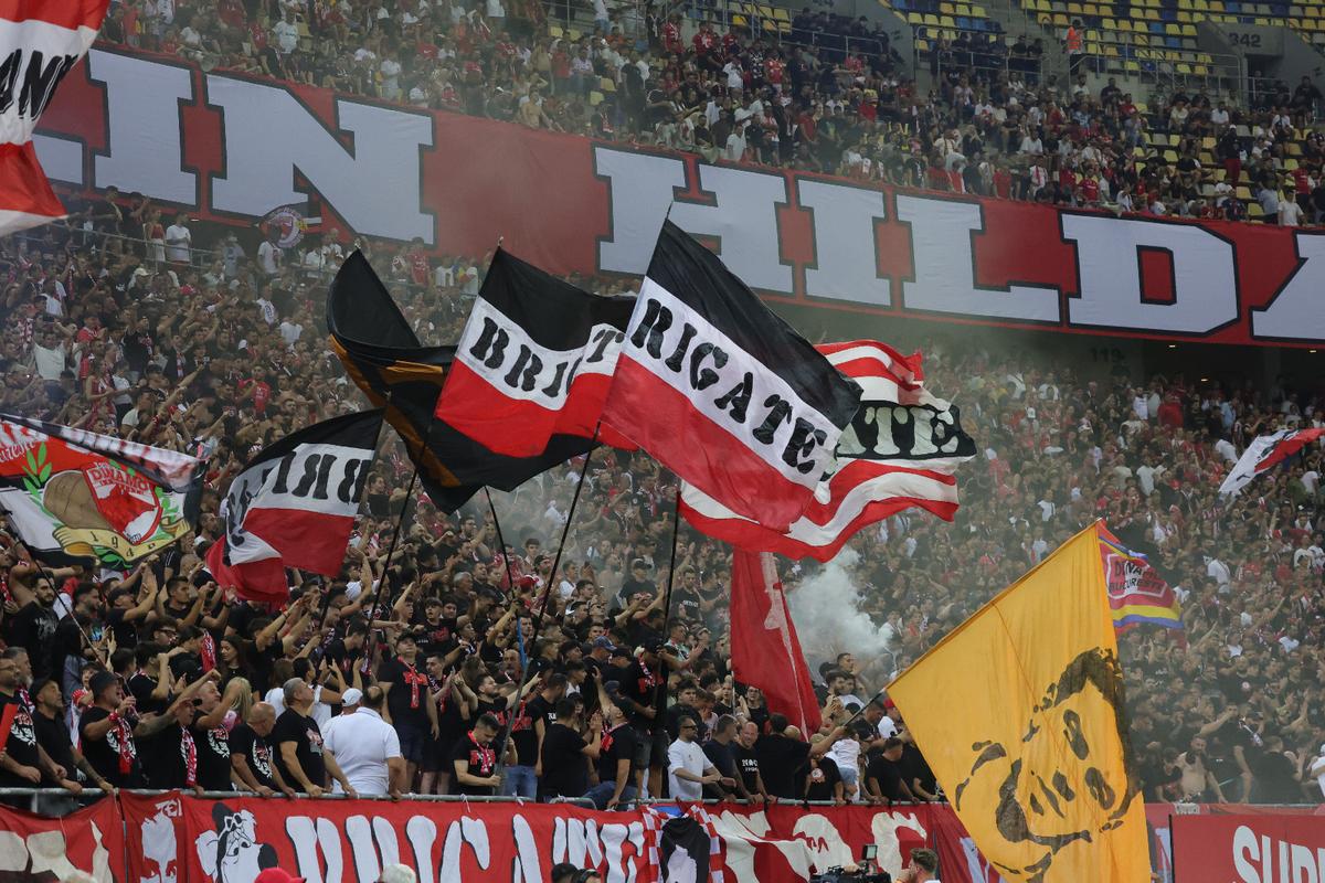 Scenografie cu bucluc în derby! Dinamoviștii n-au putut să-l miște pe „Mario”