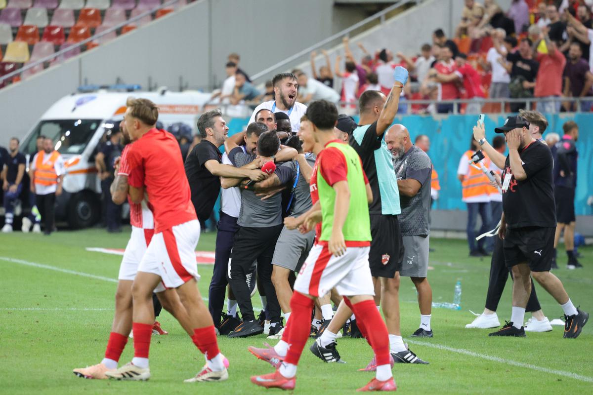 Imagini spectaculoase: Dinamo, în sărbătoare pe gazon » Florentin Petre s-a dezlănțuit