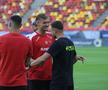 Jucătorii lui Dinamo și FCSB au ieșit pentru inspecția gazonului // Foto: Ionuț Iordache GSP