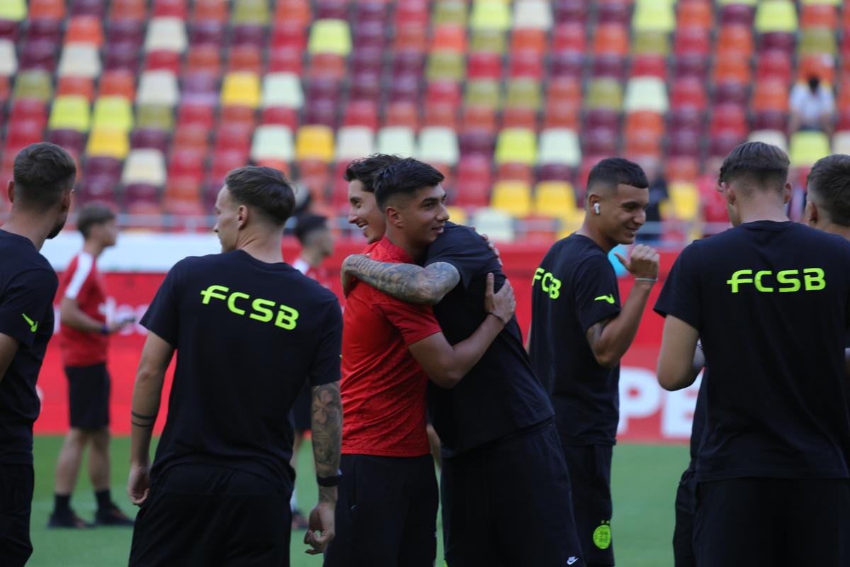 Dinamo - FCSB, imagini de încălzire: cum au fost primiți Politic și Musi de foștii colegi