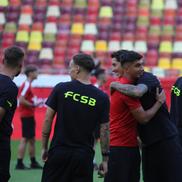 Jucătorii lui Dinamo și FCSB au ieșit pentru inspecția gazonului // Foto: Ionuț Iordache GSP