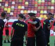 Jucătorii lui Dinamo și FCSB au ieșit pentru inspecția gazonului // Foto: Ionuț Iordache GSP