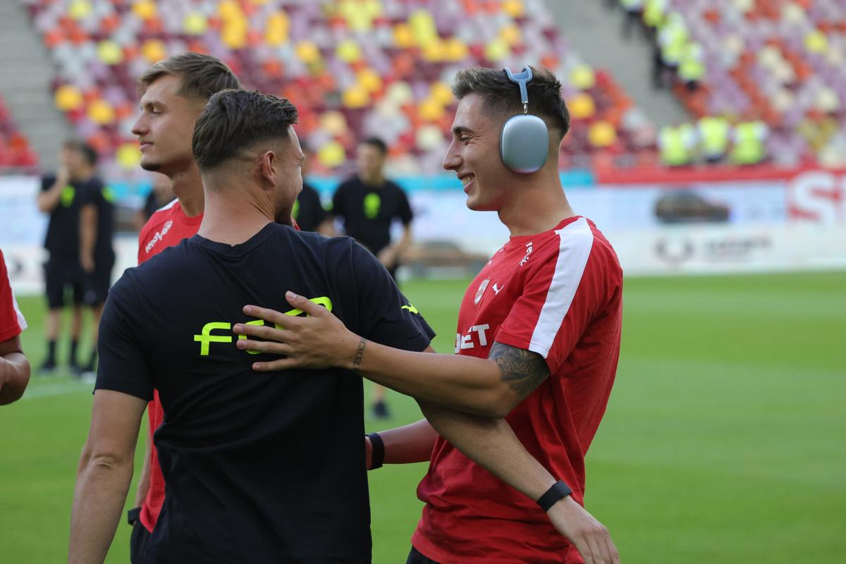 Dinamo - FCSB, imagini de încălzire: cum au fost primiți Politic și Musi de foștii colegi