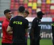 Jucătorii lui Dinamo și FCSB au ieșit pentru inspecția gazonului // Foto: Ionuț Iordache GSP