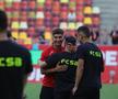 Jucătorii lui Dinamo și FCSB au ieșit pentru inspecția gazonului // Foto: Ionuț Iordache GSP