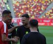 Jucătorii lui Dinamo și FCSB au ieșit pentru inspecția gazonului // Foto: Ionuț Iordache GSP