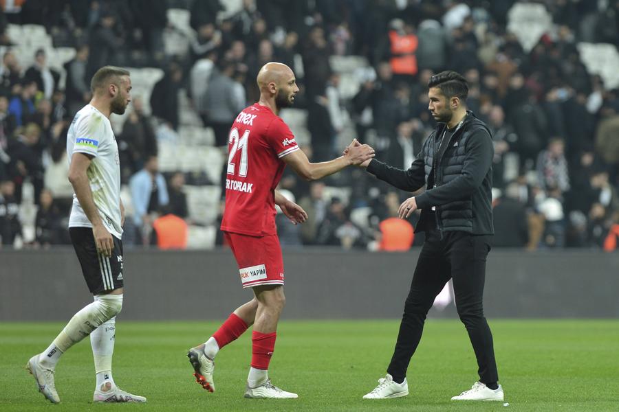 Nuri Sahin, după un meci disputat între Besiktas și Antalyaspor (februarie, 2023) // FOTO: Imago Images Fostul antrenor de la Dortmund este principalul favorit să-l înlocuiască pe Solskjaer la Beskitas