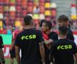 Jucătorii lui Dinamo și FCSB au ieșit pentru inspecția gazonului // Foto: Ionuț Iordache GSP
