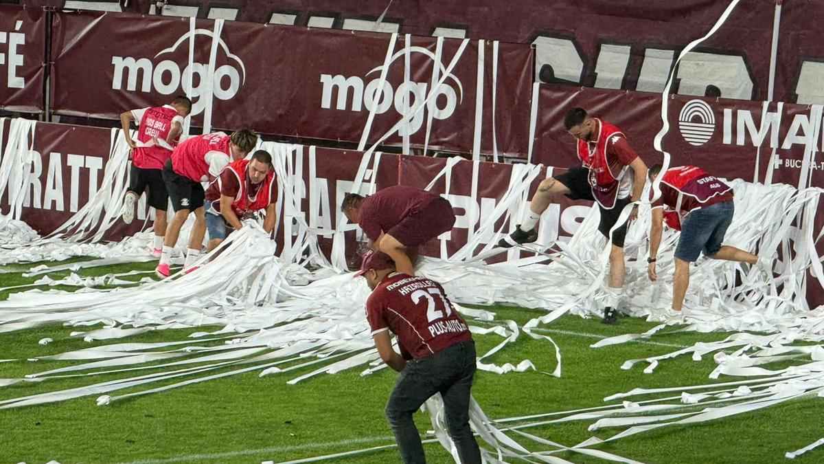Fanii Rapidului au întârziat meciul cu CFR Cluj cu 6 minute » Imagini spectaculoase în Giulești