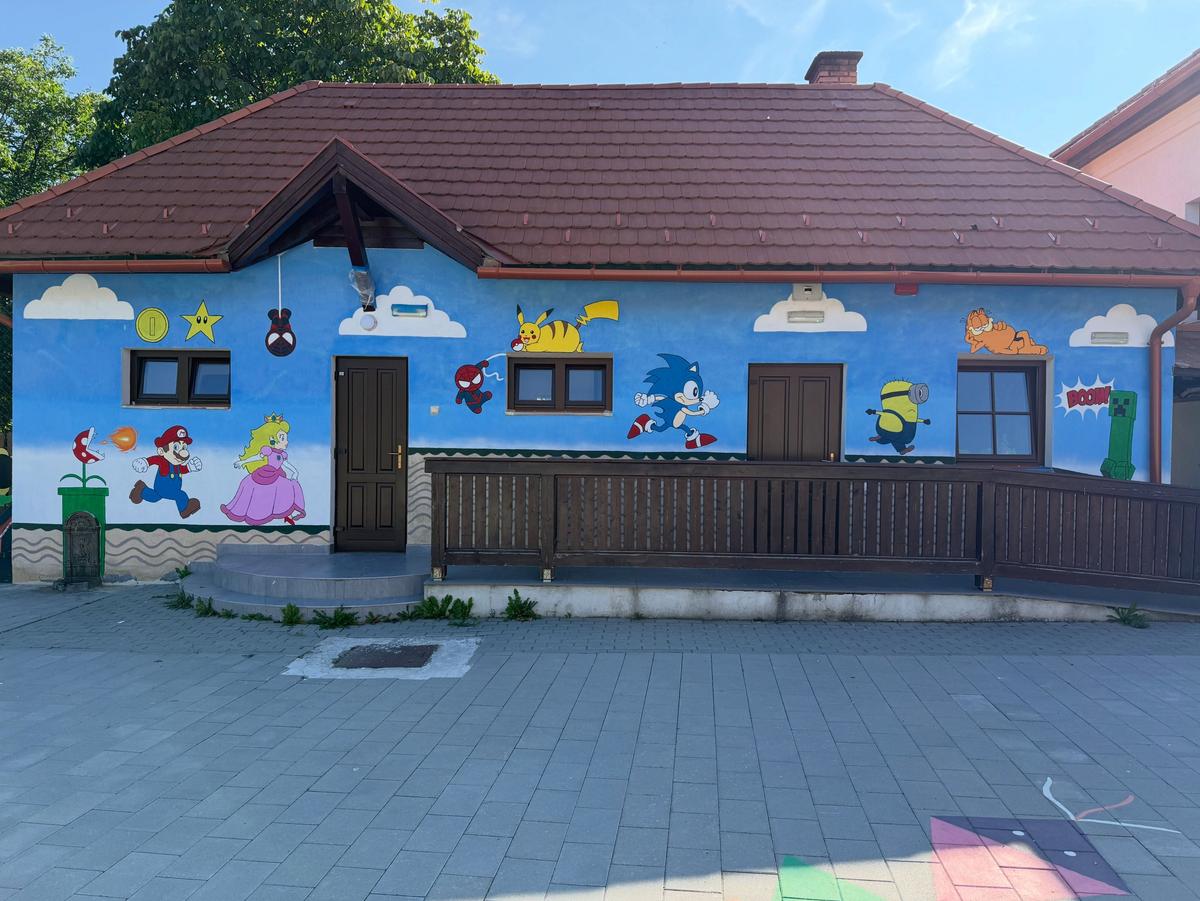 Eva Kerekes a pictat pereții fostei școli