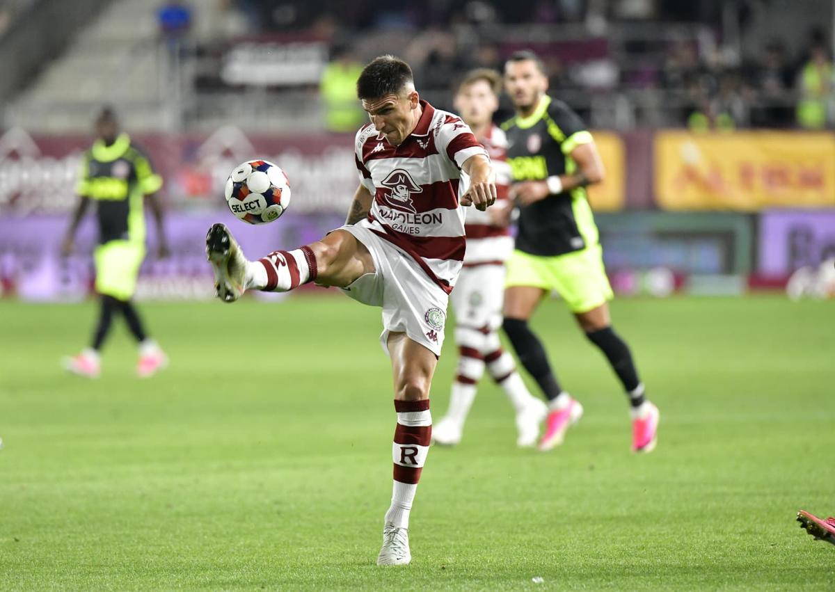 Rapid a făcut spectacol cu CFR Cluj și a urcat pe primul loc în Superliga » Dobre și Moruțan, cei mai buni jucători în derby