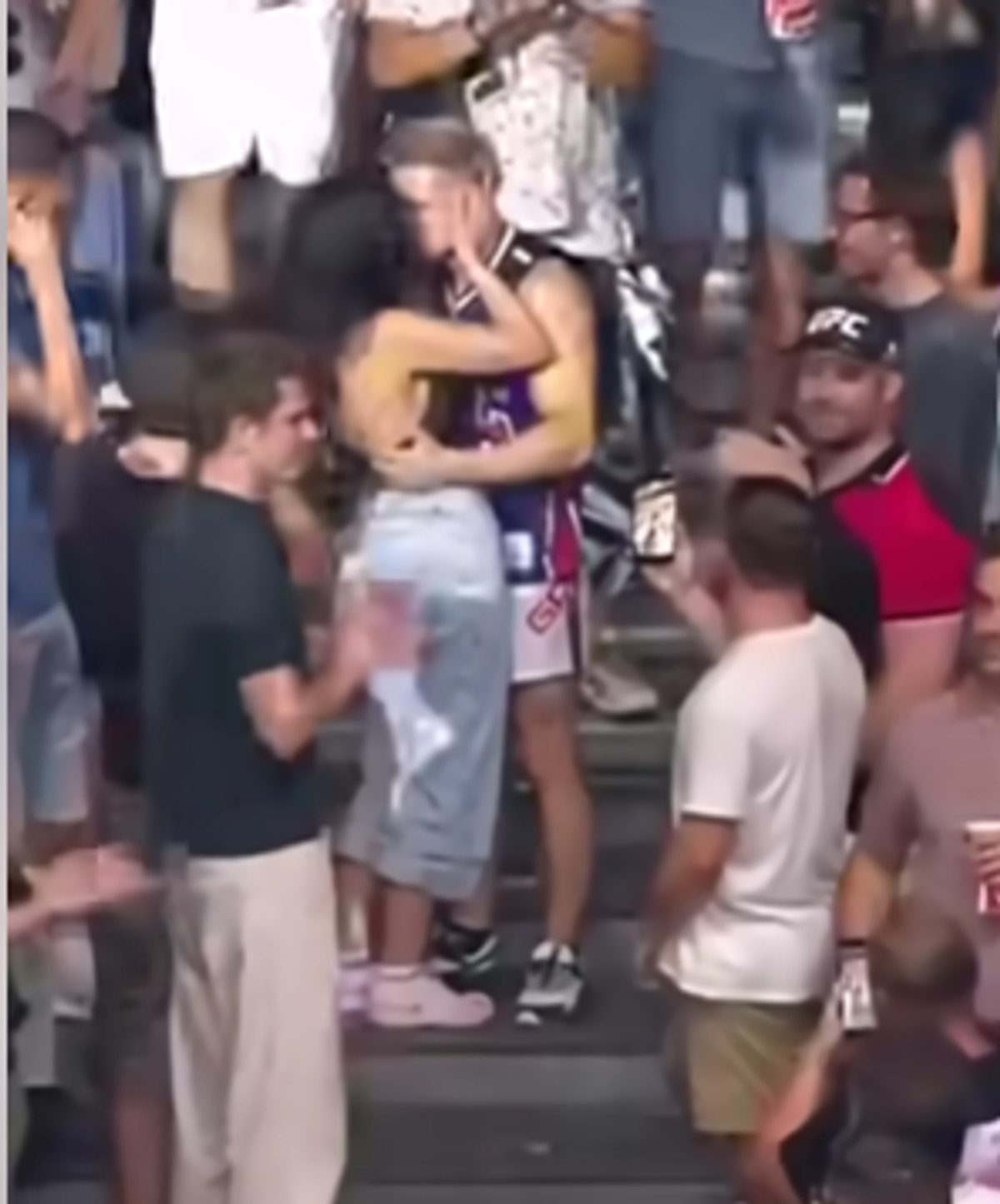 Luptătorul româno-austriac a câștigat meciul și s-a trezit alături de iubita lui în mijlocul a peste 18.000 de sârbi