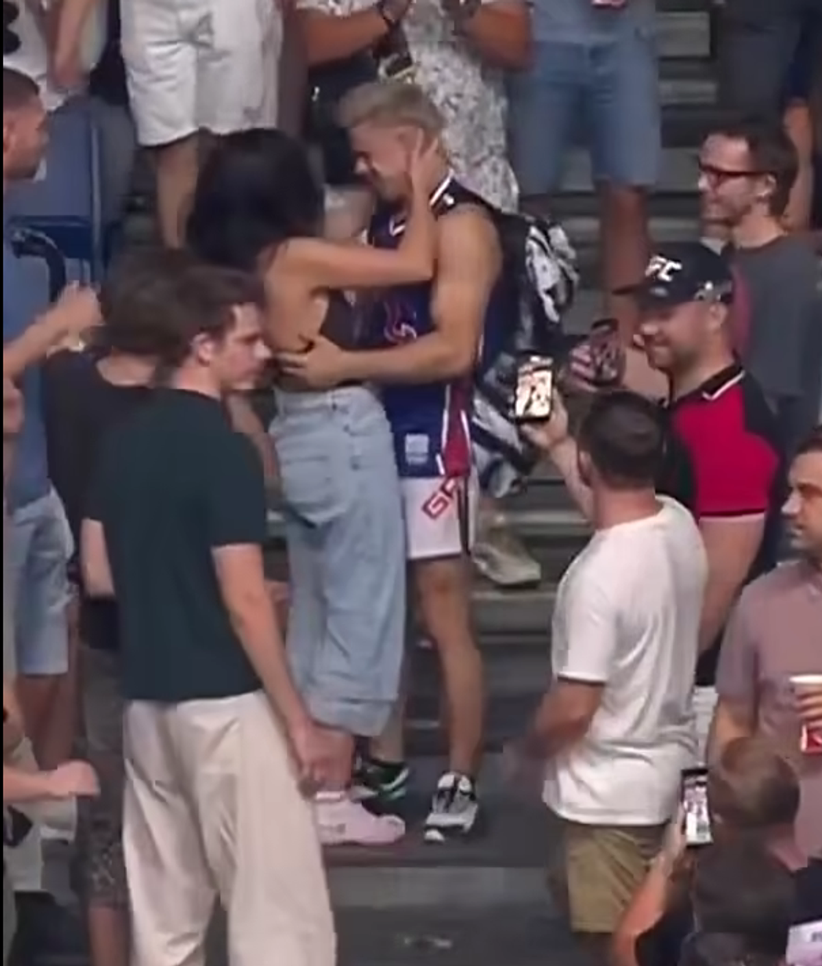 Bogdan Grad și partenera lui s-au trezit în mijlocul a 18000 de fani sârbi
