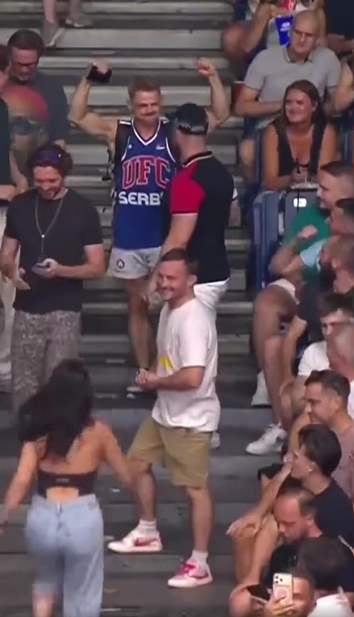 Bogdan Grad și partenera lui s-au trezit în mijlocul a 18000 de fani sârbi