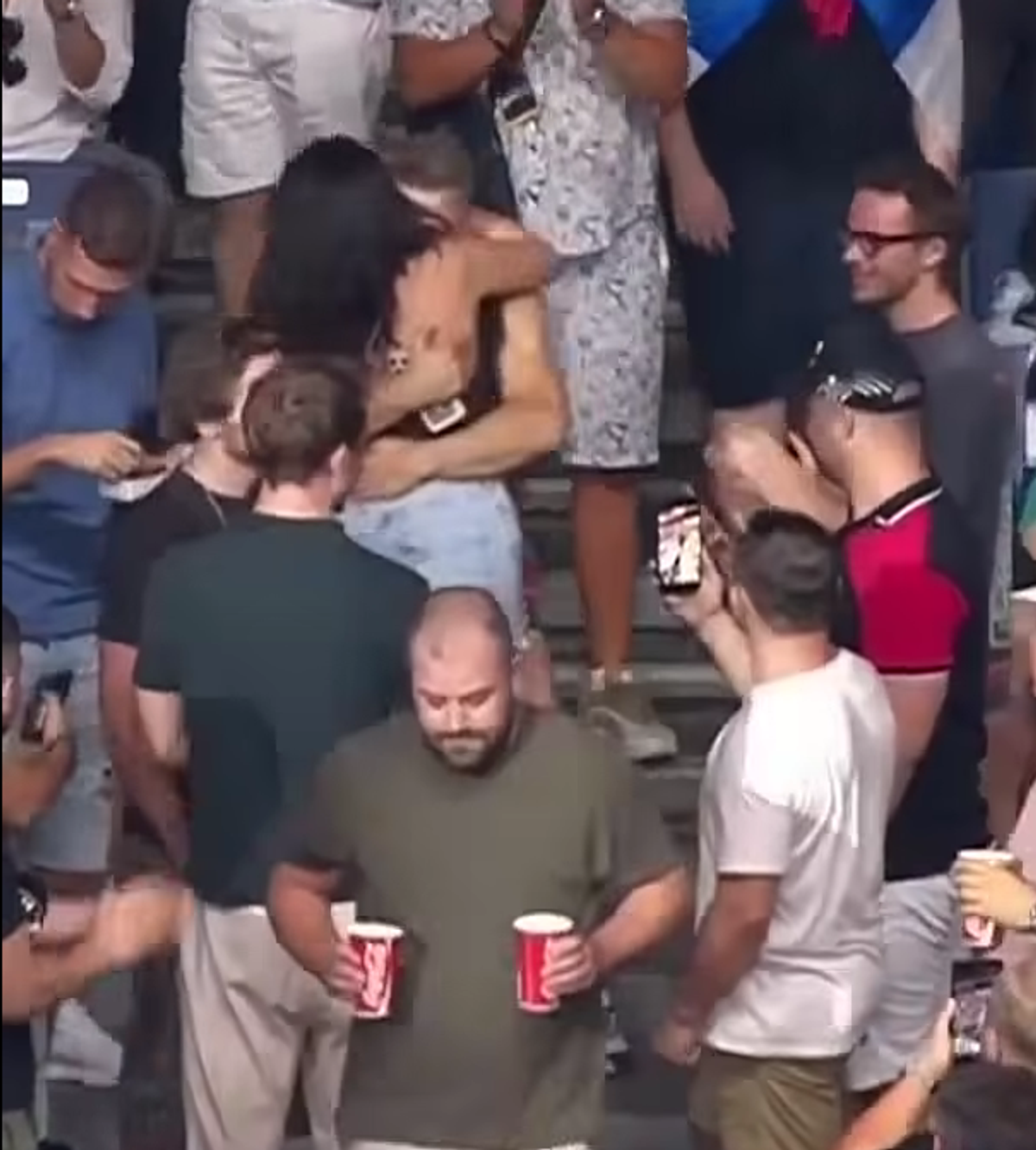 Luptătorul româno-austriac a câștigat meciul și s-a trezit alături de iubita lui în mijlocul a peste 18.000 de sârbi