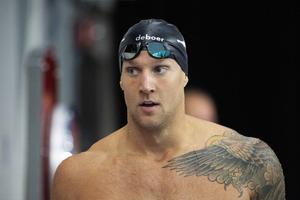 După ce a câștigat aurul, celebrul Caeleb Dressel le-a dăruit medalia și casca unor fani din Elveția