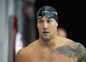 După ce a câștigat aurul, celebrul Caeleb Dressel le-a dăruit medalia și casca unor fani din Elveția