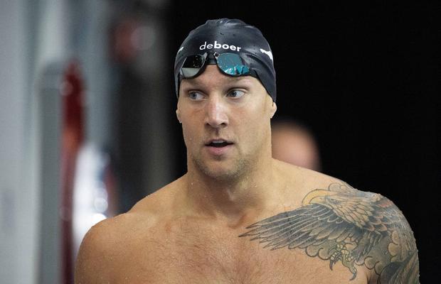 După ce a câștigat aurul, celebrul Caeleb Dressel le-a dăruit medalia și casca unor fani din Elveția