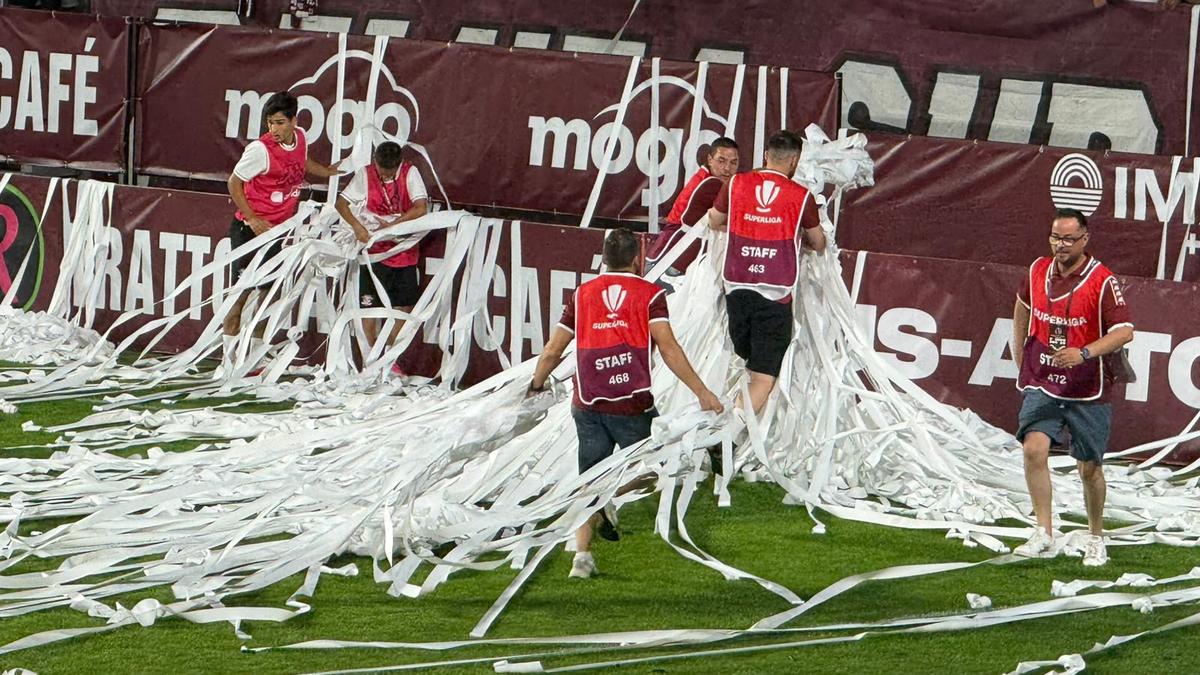 Fanii Rapidului au întârziat meciul cu CFR Cluj cu 6 minute » Imagini spectaculoase în Giulești