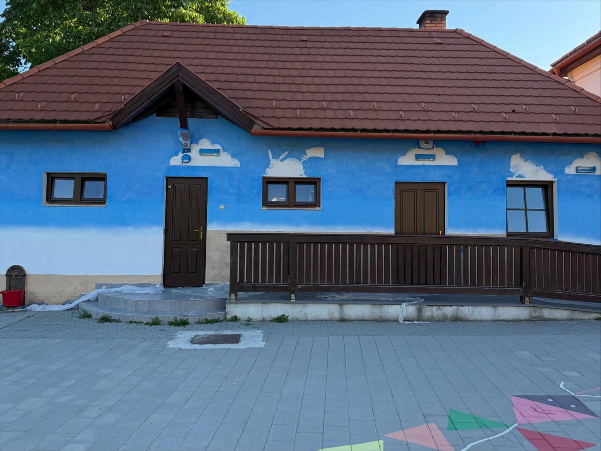 Eva Kerekes a pictat pereții fostei școli