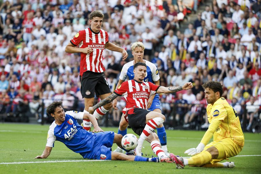 Dennis Man, titular în PSV - Alkmaar, Supercupa Olandei // FOTO: Imago Images Dezastru pentru Dennis Man » PSV, spulberată în Supercupa Olandei!