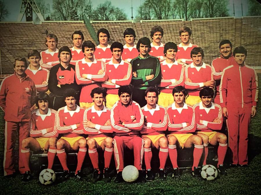 Naționala României în 1982, cu Lucescu selecționer. Turcu e pe rândul de sus, al doilea din dreapta EXCLUSIV VIDEO Viața de film a atacantului care și-a pierdut copilul, soția și picioarele: șantajat de Dinamo, amenințat de Steaua, talent risipit și anecdote cu Dobrin, Lăcătuș, Ceaușescu și Ilie Dumitrescu