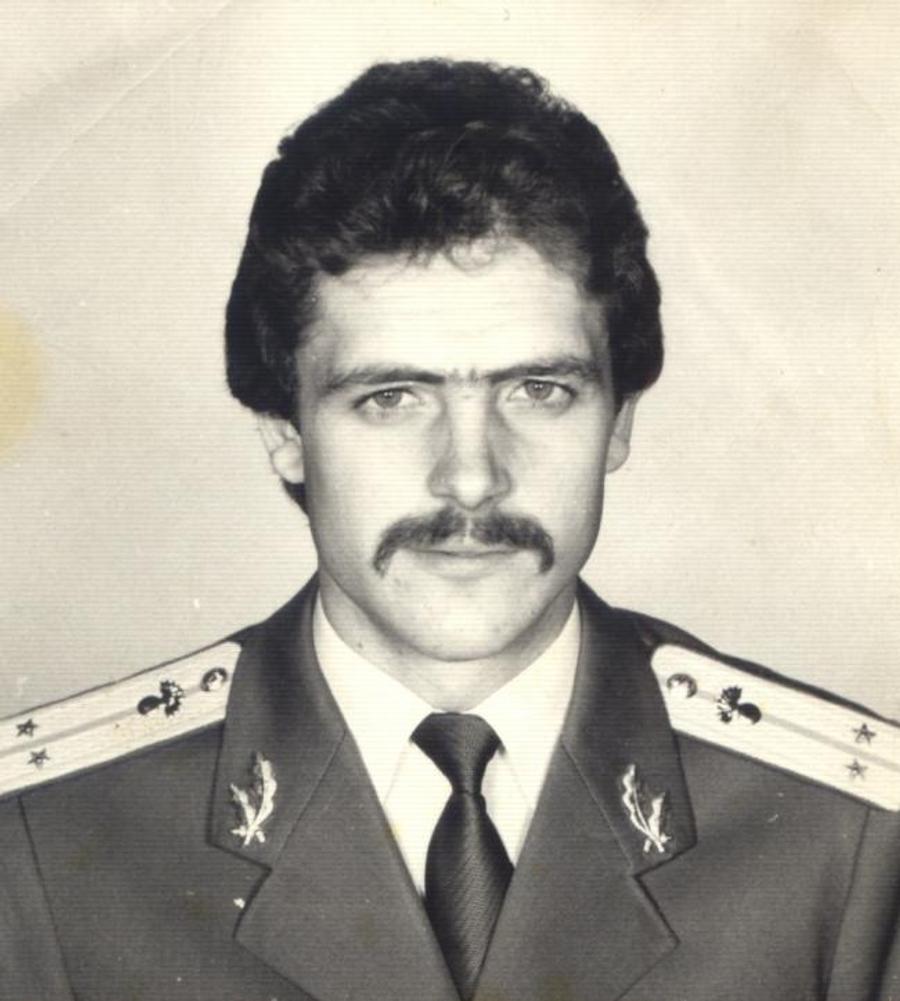Viorel Turcu, ofițer în armata română EXCLUSIV VIDEO Viața de film a atacantului care și-a pierdut copilul, soția și picioarele: șantajat de Dinamo, amenințat de Steaua, talent risipit și anecdote cu Dobrin, Lăcătuș, Ceaușescu și Ilie Dumitrescu