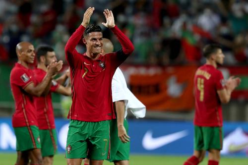 Ronaldo a intrat în istoria fotbalului cu cele două gouril marcate în poarta Irlandei // sursa foto: Imago