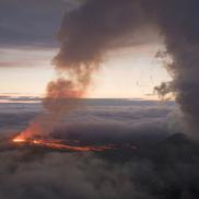 Vulcanul Geldingadalir, care a erupt din nou pe 19 martie 2021 și e încă activ, se află la doar 50 de kilometri de stadionul Laugardalsvöllur
