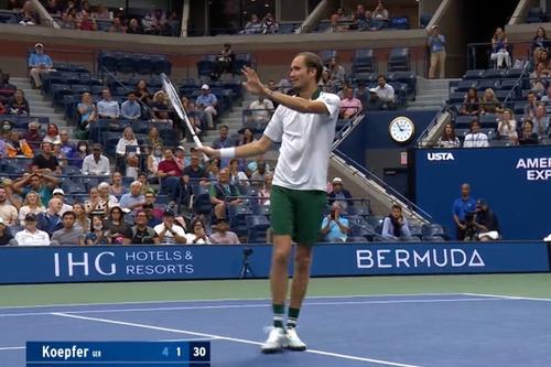 Programul zilei cu numărul 3 de la US Open 2021 a fost dat peste cap de vremea de la New York. Partidele duse la bun sfârșit au oferit însă lovituri de excepție.