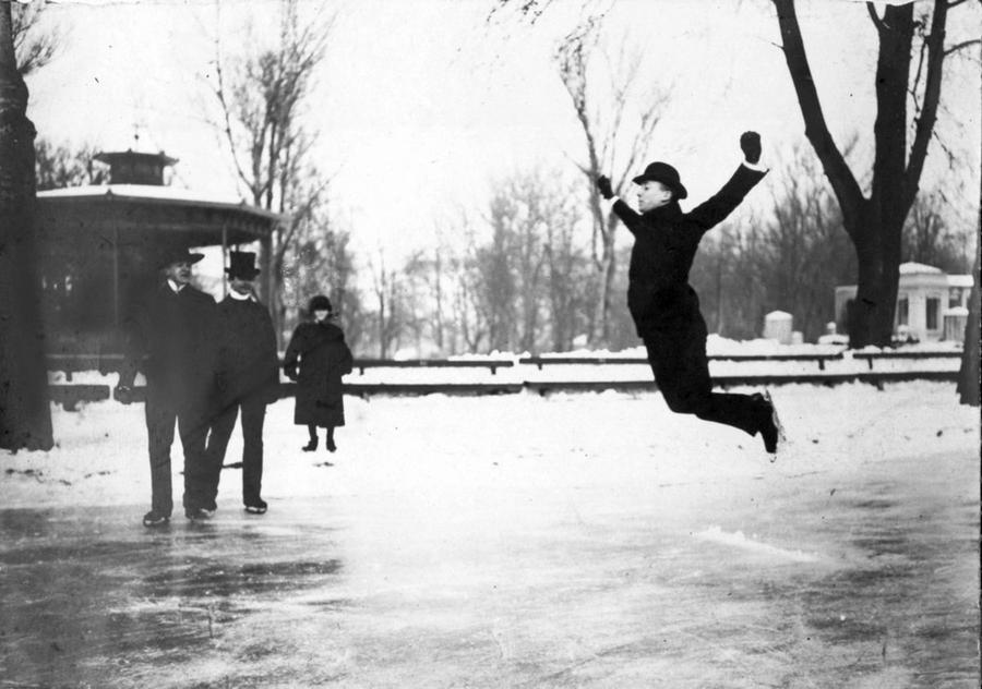Somodi, într-o fotografie extrem de interesantă, sărind, cu patinele în picioare, 492 de centimetri! Ștefan Somodi: interzis pe propriul stadion!