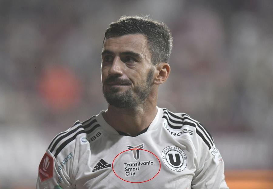 Noul sponsor al lui U Cluj, poziționat între numele firmei de echipament și emblema clubului. Imagine din meciul cu Rapid (foto: Cristi Preda/GSP) CFR Cluj a pierdut un contract important în fața rivalei din oraș » De ce a continuat campioana să utilizeze însemnele sponsorului, în ciuda rezilierii contractului