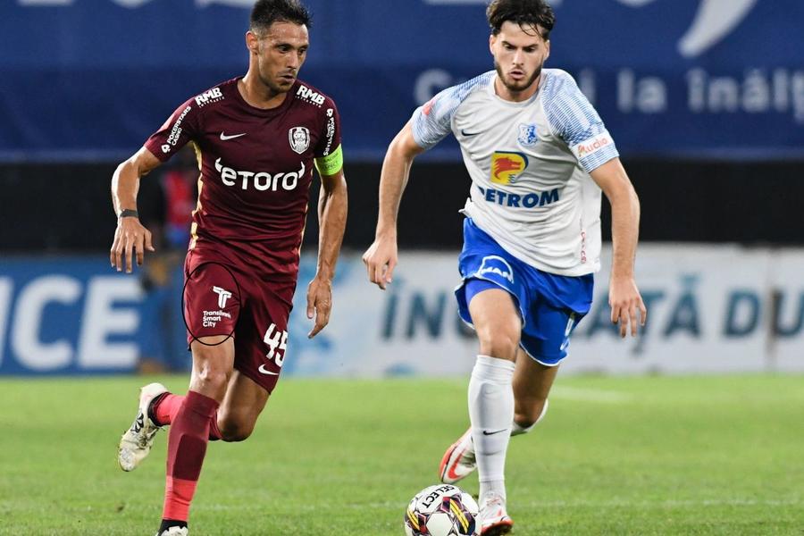 Logo-ul Transilvania Smart City încă apare pe șortul lui CFR Cluj, așa cum se vede în imaginea din meciul cu Farul (foto: Imago) CFR Cluj a pierdut un contract important în fața rivalei din oraș » De ce a continuat campioana să utilizeze însemnele sponsorului, în ciuda rezilierii contractului
