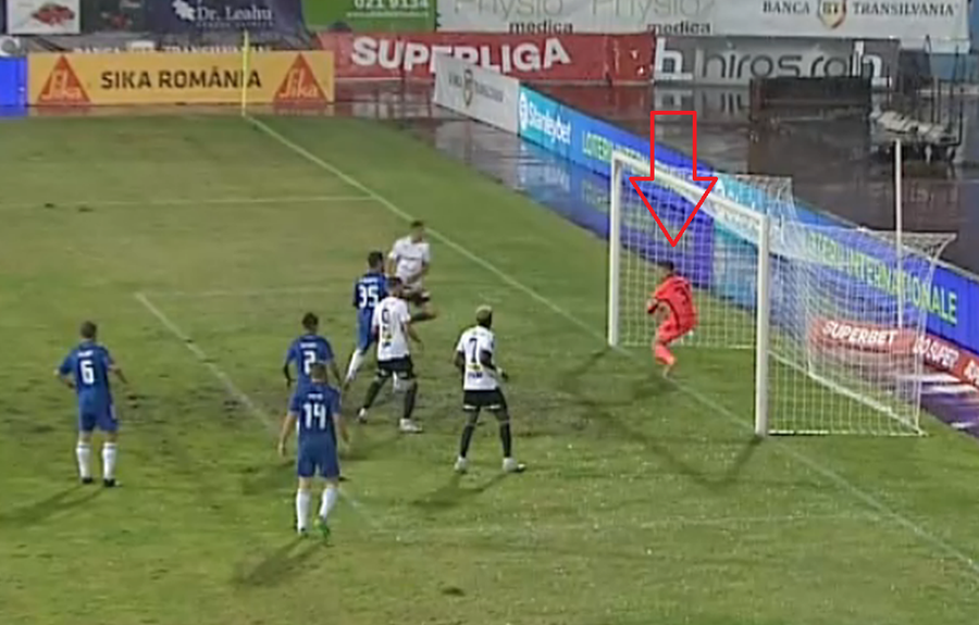 U Cluj - FCU Craiova | În minutul 9, ardelenii au avut o ocazie uriașă și au cerut gol la o fază imposibilă inclusiv pentru arbitrii din cabina VAR. Eugen Neagoe continuă războiul cu VAR: „Am avut gol valabil, dar pe noi nu ne ajută sistemul ăsta”