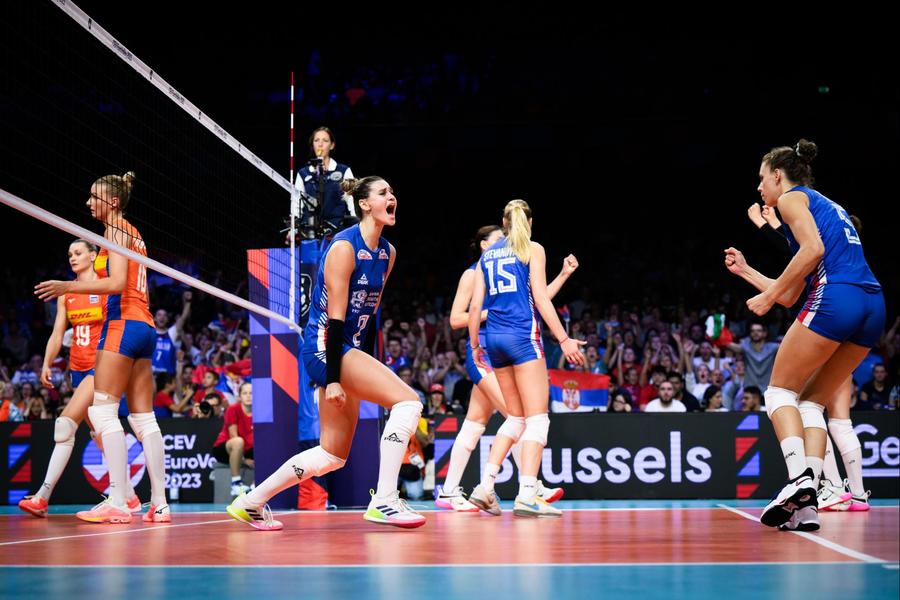 Jucătoarele Serbiei bucurându-se după un punct reușit FOTO CEV Naționalele feminine ale Serbiei și Turciei luptă pentru titlul european
