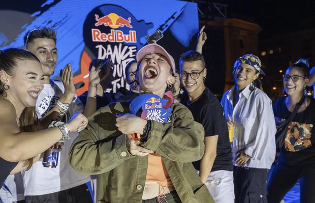 Sătănel (Alexandra Barac) câștigă pentru a doua oară  Red Bull Dance Your Style