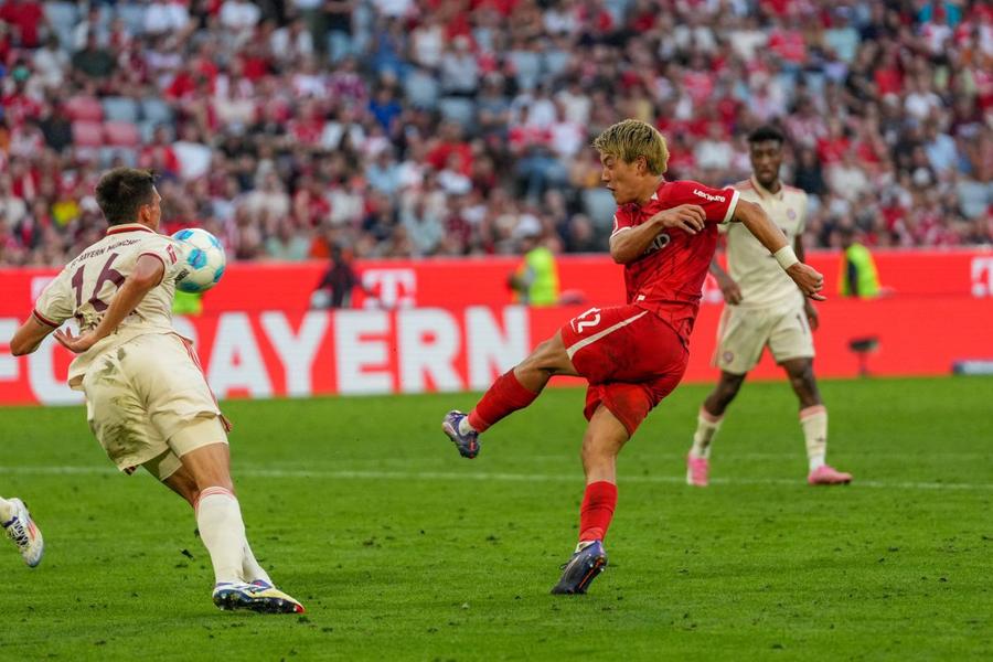 Doan șutează în Palhinha și de acolo mingea va ricoșa în mâna portughezului / Foto: Imago Ca la noi! Scandalul penalty-urilor în Bayern - Freiburg! „Dacă ăla e 11 metri, eu mă las de fotbal”