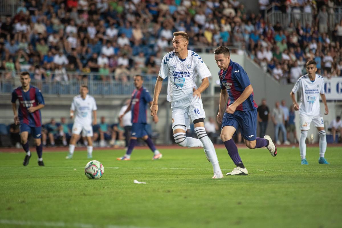 3000 de oameni la un meci din Liga 4! Imagini spectaculoase la Târgu Jiu