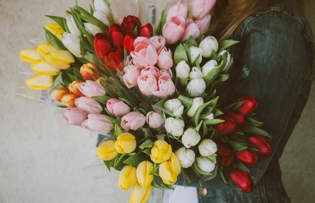 Cum să îți surprinzi persoana iubită cu un buchet de flori neașteptat