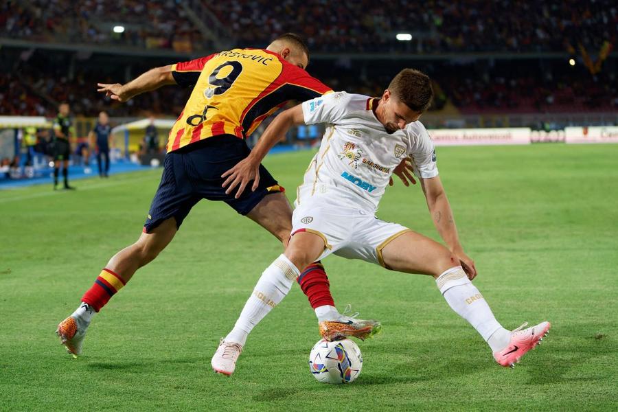 Răzvan Marin (în duel cu leccezul Nikola Krstovic) se află în topul salariilor de la Cagliari / Foto: Imago Man ia de trei ori cât Mihăilă, Răzvan Marin este egalul lui Ionuț Radu » Care sunt salariile românilor din Serie A