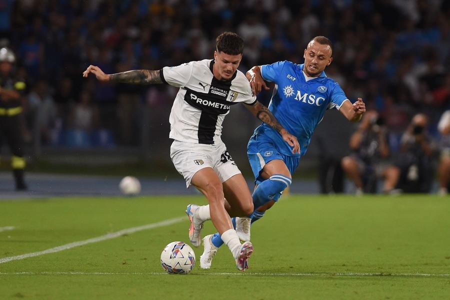 Dennis Man (în duel cu Stanislav Lobotka, Napoli) face furori în acest început de sezon în Italia / Foto: Imago Mircea Lucescu nu are stare » Decizia luată imediat după meciurile din Liga Națiunilor