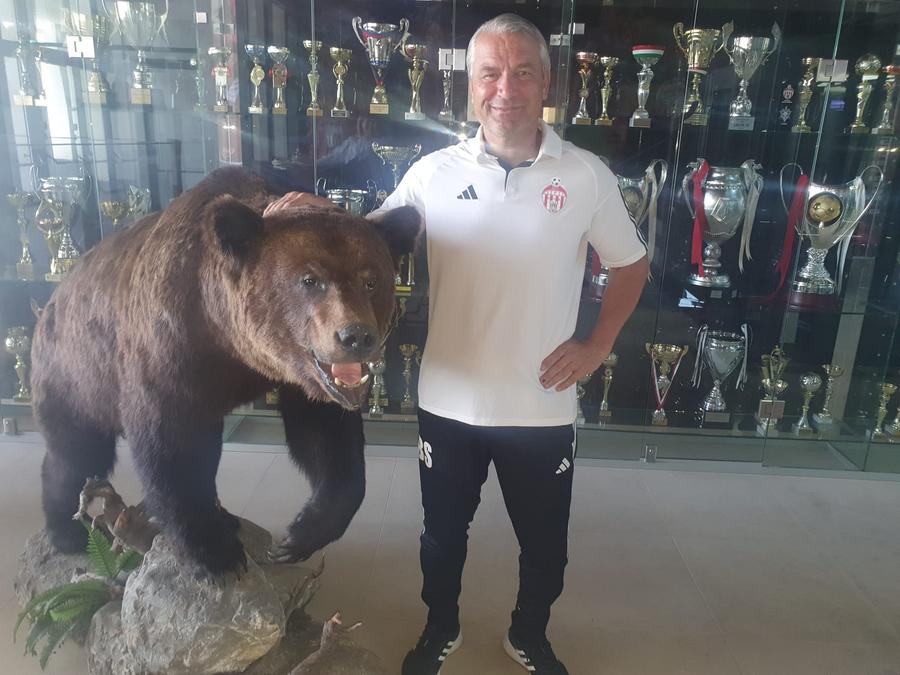 Bernd Storck s-a fotografiat cu ursul aflat în holul stadionului din Sf. Gheorghe / Foto: Justin Gafiuc Interviu tare cu Bernd Storck, antrenorul de la Sepsi: „Nimeni nu vorbește despre un lucru cheie” » Răspuns aspru pentru MM Stoica: „E rușinos” + „Asta e problema lui Ștefănescu la FCSB!”