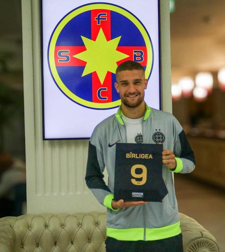 Daniel Bîrligea, cu trofeul primit de la Transfermarkt Transfermarkt a desemnat jucătorul sezonului în România