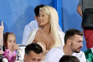 Blonda care și-a eclipsat soțul fotbalist, în tribune, la Ovidiu