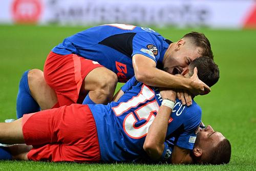 Daniel Bîrligea, sărbătorind un gol alături de Marius Ștefănescu și Darius Olaru // foto: Imago Images